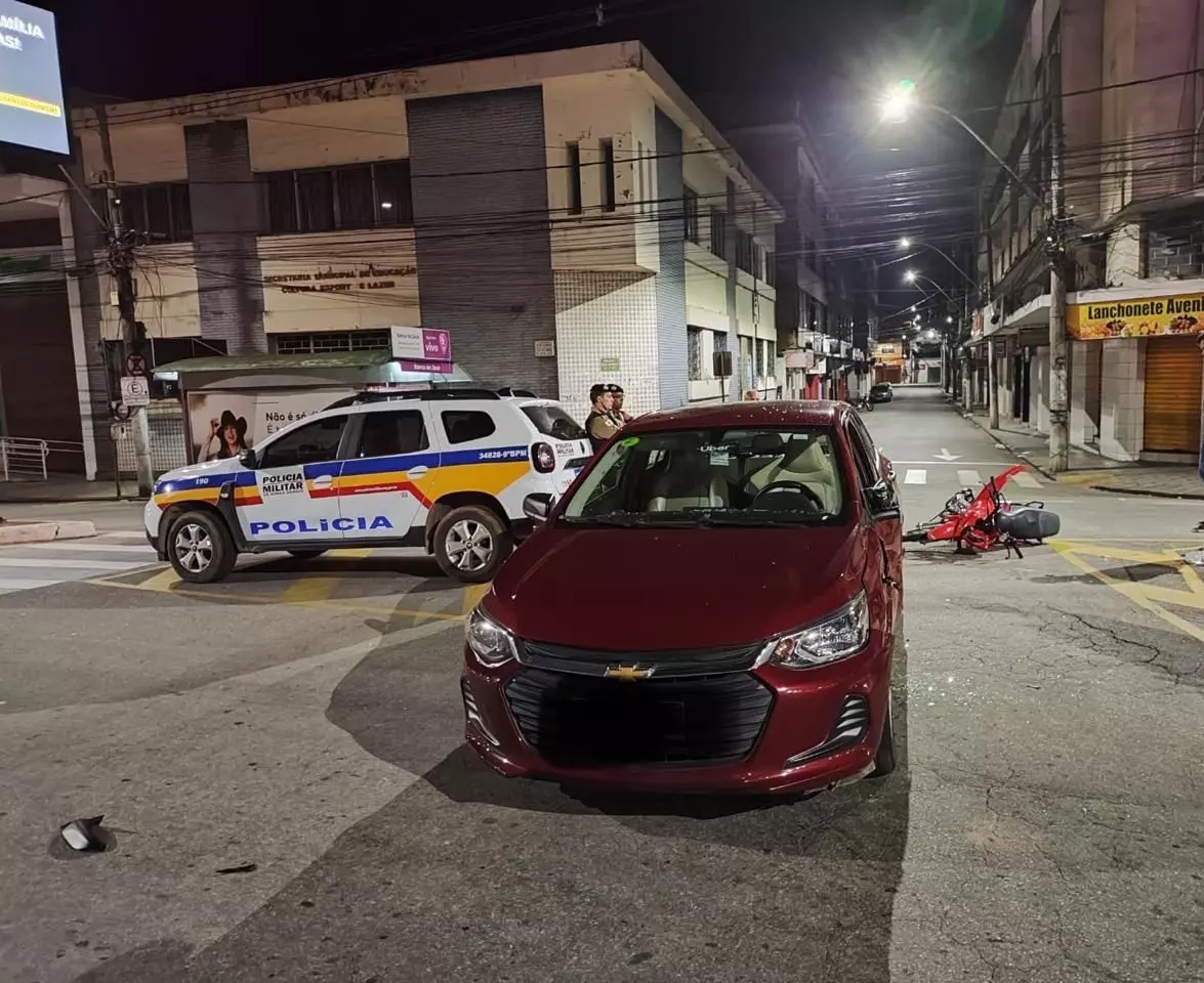 Vídeo: colisão entre moto e carro deixa motociclista ferido em Santos Dumont